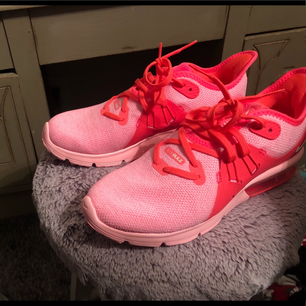 Nike pink air max